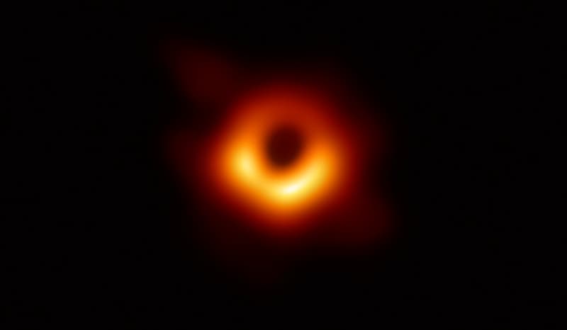 Anneau orange lumineux observé autour d’une région centrale sombre correspondant à l’ombre du trou noir supermassif M87*
