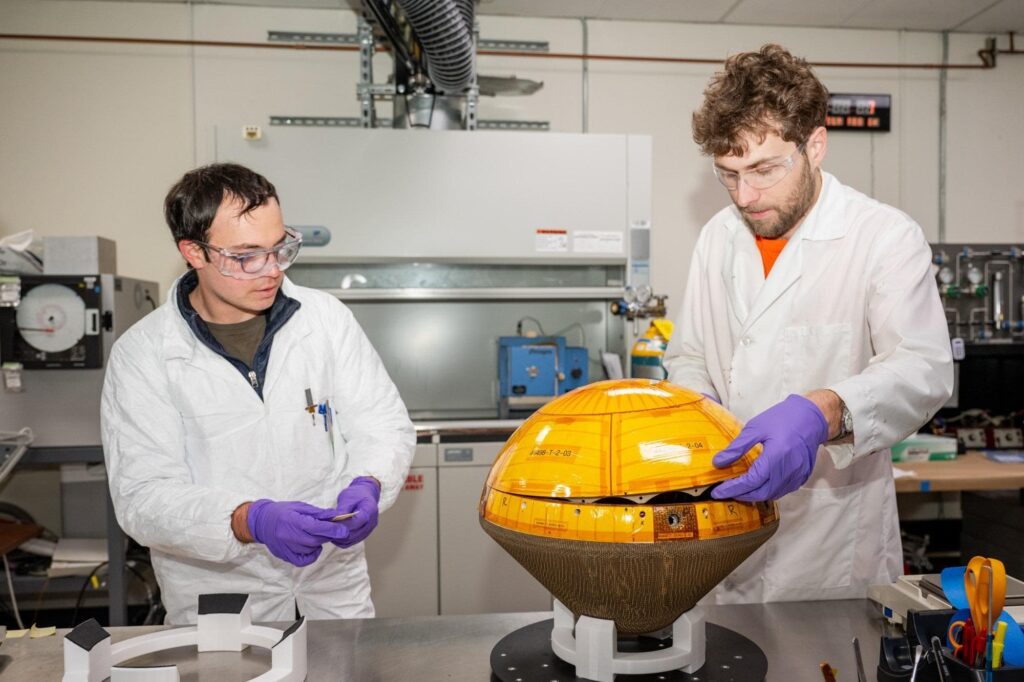 Prototype sphérique métallique de DAVINCI préparé pour des essais de résistance thermique.