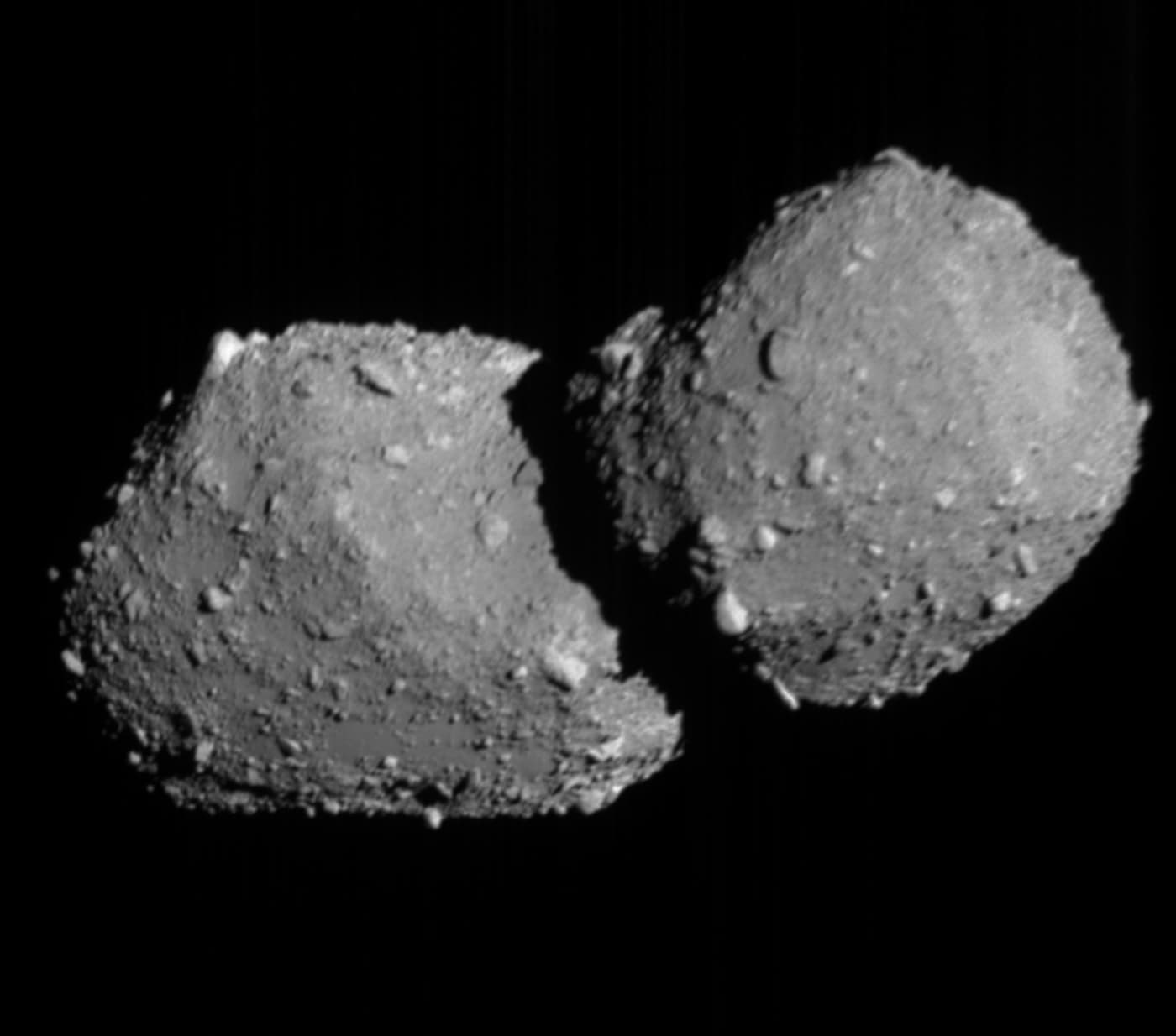 Astéroïde rocheux composé de deux lobes arrondis reliés, photographié en noir et blanc dans l’espace.