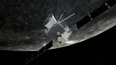 Vue d’artiste du vaisseau spatial BepiColombo en approche rapprochée de Mercure, montrant un orbiteur avec ses panneaux solaires déployés et la surface craterisée de la planète en arrière-plan.