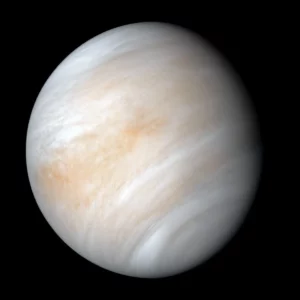 Disque partiel de Vénus voilé par des bandes de nuages blancs, beige et orange, photographié par la sonde Mariner 10.