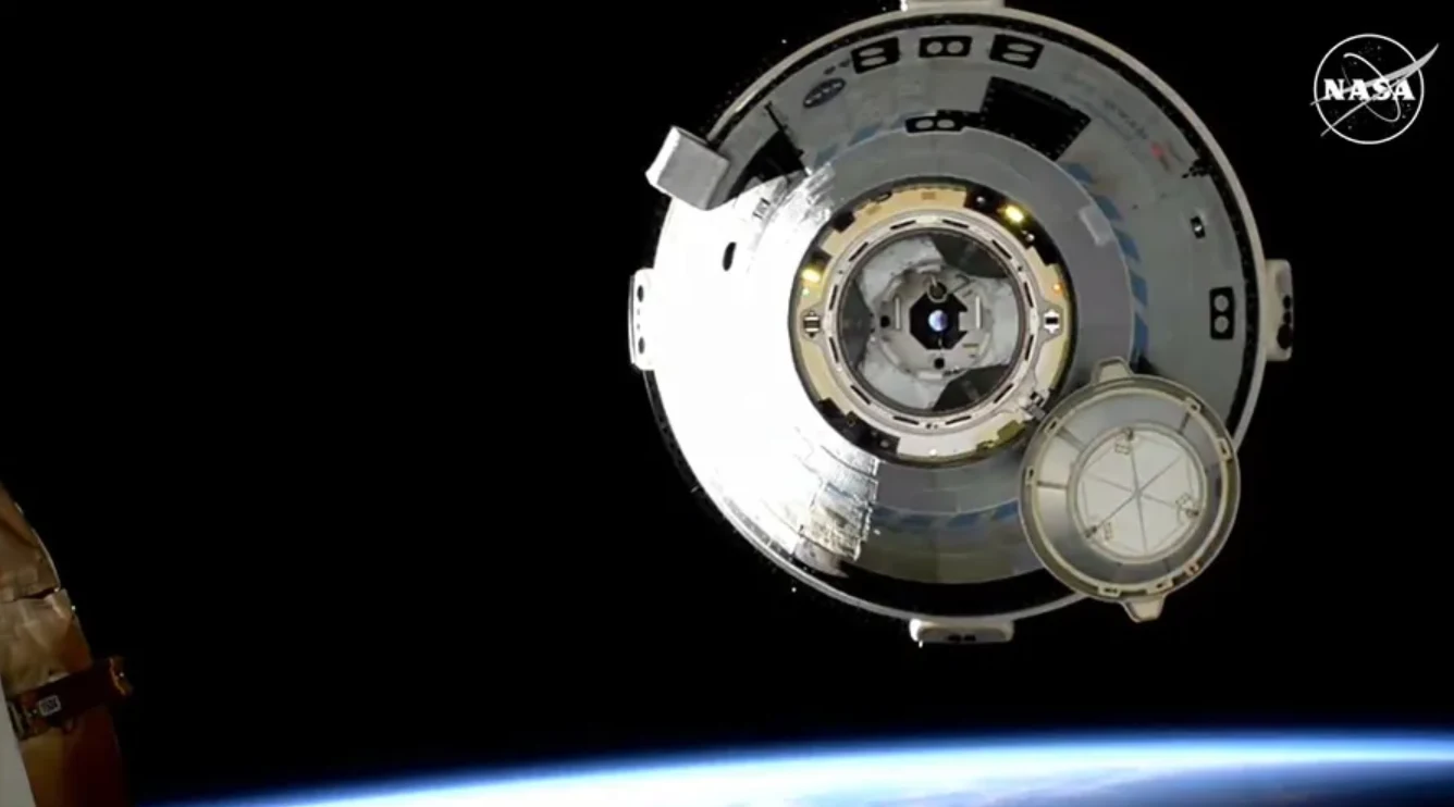 Starliner s’éloignant de la Station spatiale internationale après son désamarrage du module Harmony en septembre 2024.