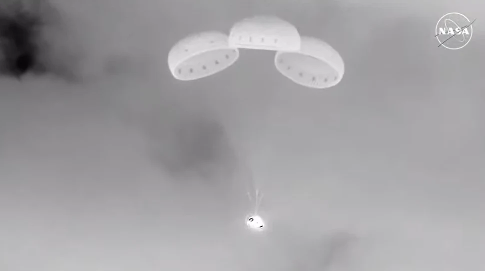 Capsule Starliner suspendue à ses parachutes au‑dessus du Nouveau‑Mexique lors de son retour le 6 septembre 2024.