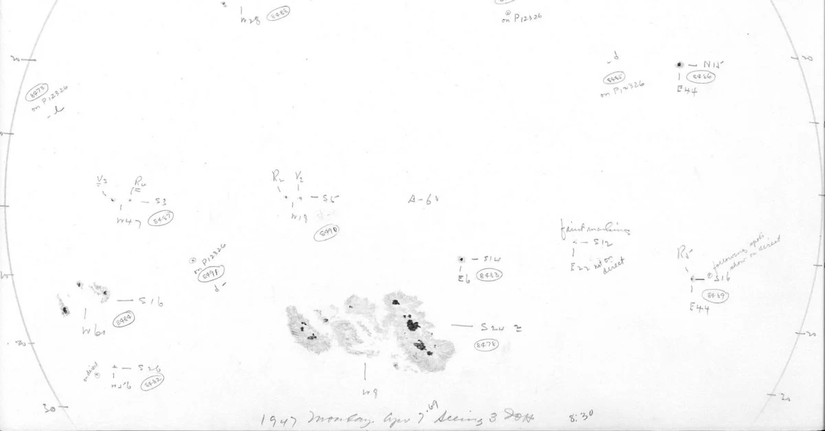 Dessin d’observation historique montrant une grande région de taches sombres et des annotations manuscrites sur le disque solaire (relevé d’avril 1947).