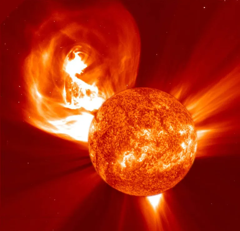 Composite montrant le Soleil au centre en ultraviolet extrême et une vaste éjection de masse coronale autour : le disque solaire a été agrandi et superposé à l’image du nuage coronographique.