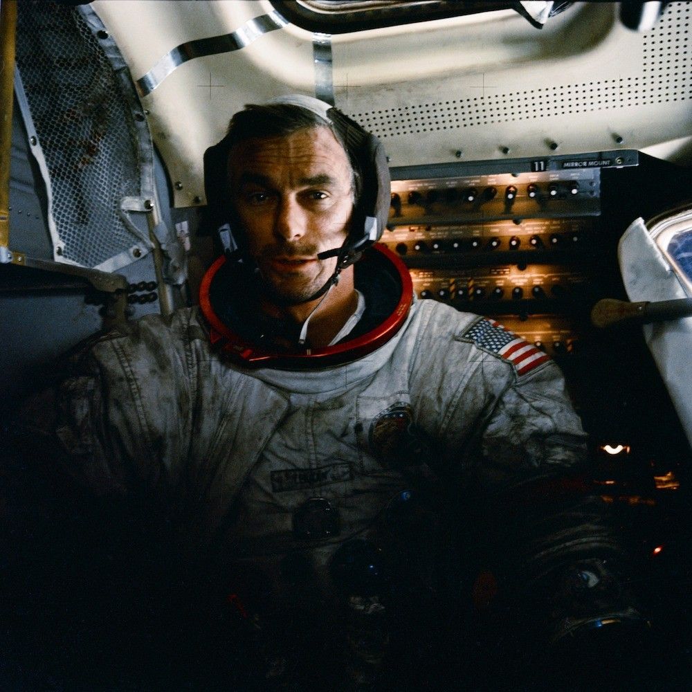 Gene Cernan à l’intérieur du module lunaire, vêtu d’un scaphandre couvert de poussière.