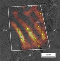 Vue cartographique du pôle Sud d’Encelade montrant les quatre fractures appelées « rayures de tigre » avec des taches lumineuses le long d’elles indiquant des points d’émission de panaches; encadré et échelle 50 km.