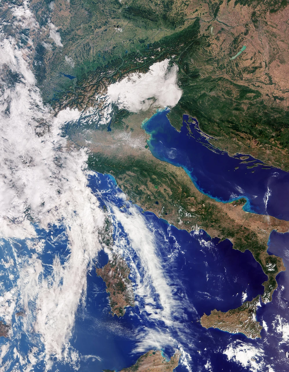 Vue satellitaire de l’Italie, des Alpes enneigées et des mers Adriatique et Tyrrhénienne.