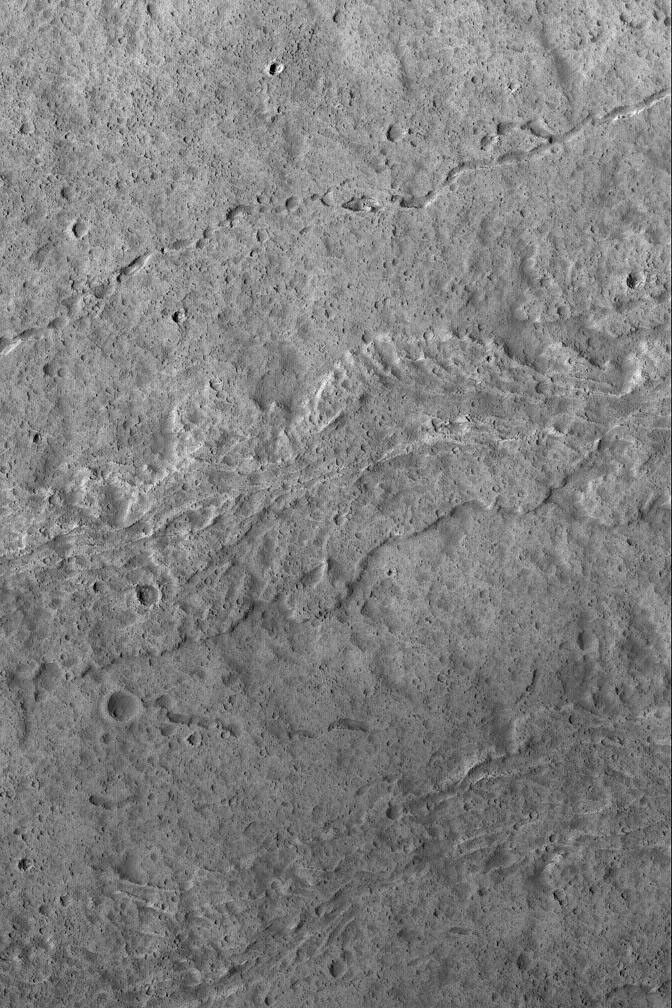 Vue orbitale d’Olympus Mons montrant des coulées de lave et une longue forme correspondant à un tunnel de lave effondré.