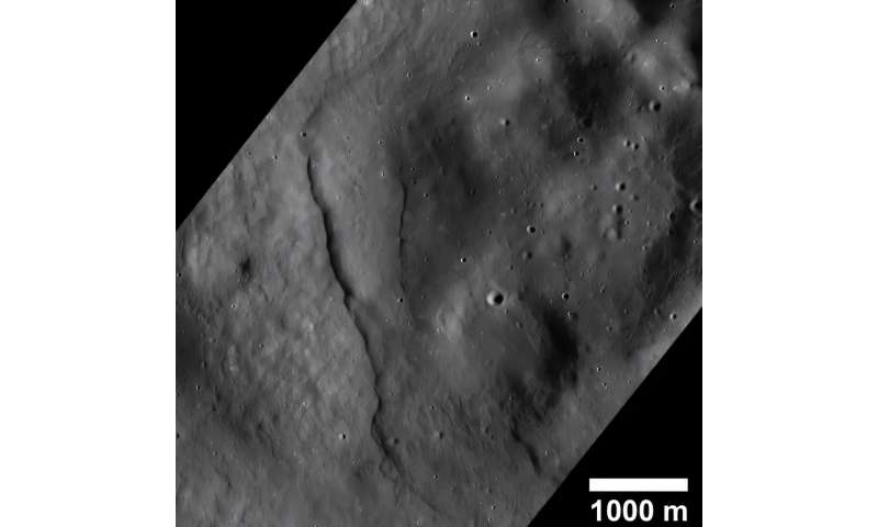 Vue orbitale en niveaux de gris des escarpements du cratère lunaire Mouchez L, avec une barre d'échelle indiquant 1000 m.