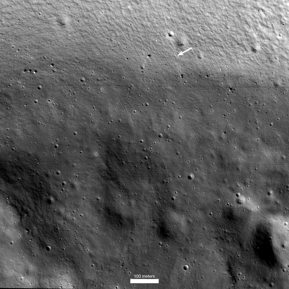Vue orbitale détaillée de la paroi et du fond du cratère Shackleton, près du pôle Sud lunaire, montrant un terrain criblé de petits cratères et des zones en ombre permanente.