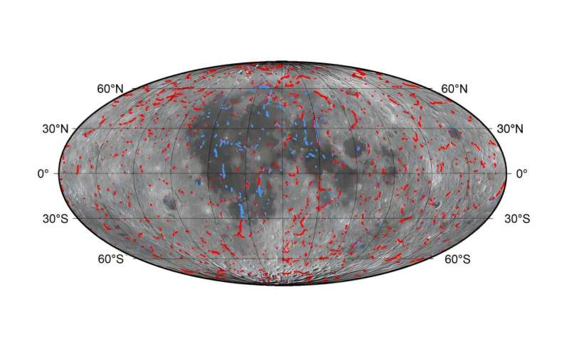 Carte globale centrée sur la face visible de la Lune montrant de nombreuses lignes rouges représentant des escarpements de faille et des lignes bleues représentant de petites rides dans les plaines lunaires.