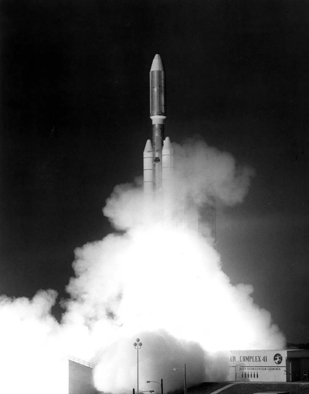 Décollage de la fusée emportant Voyager 1, éclairée par l'échappement et un large panache de fumée au Centre spatial Kennedy, 5 septembre 1977.