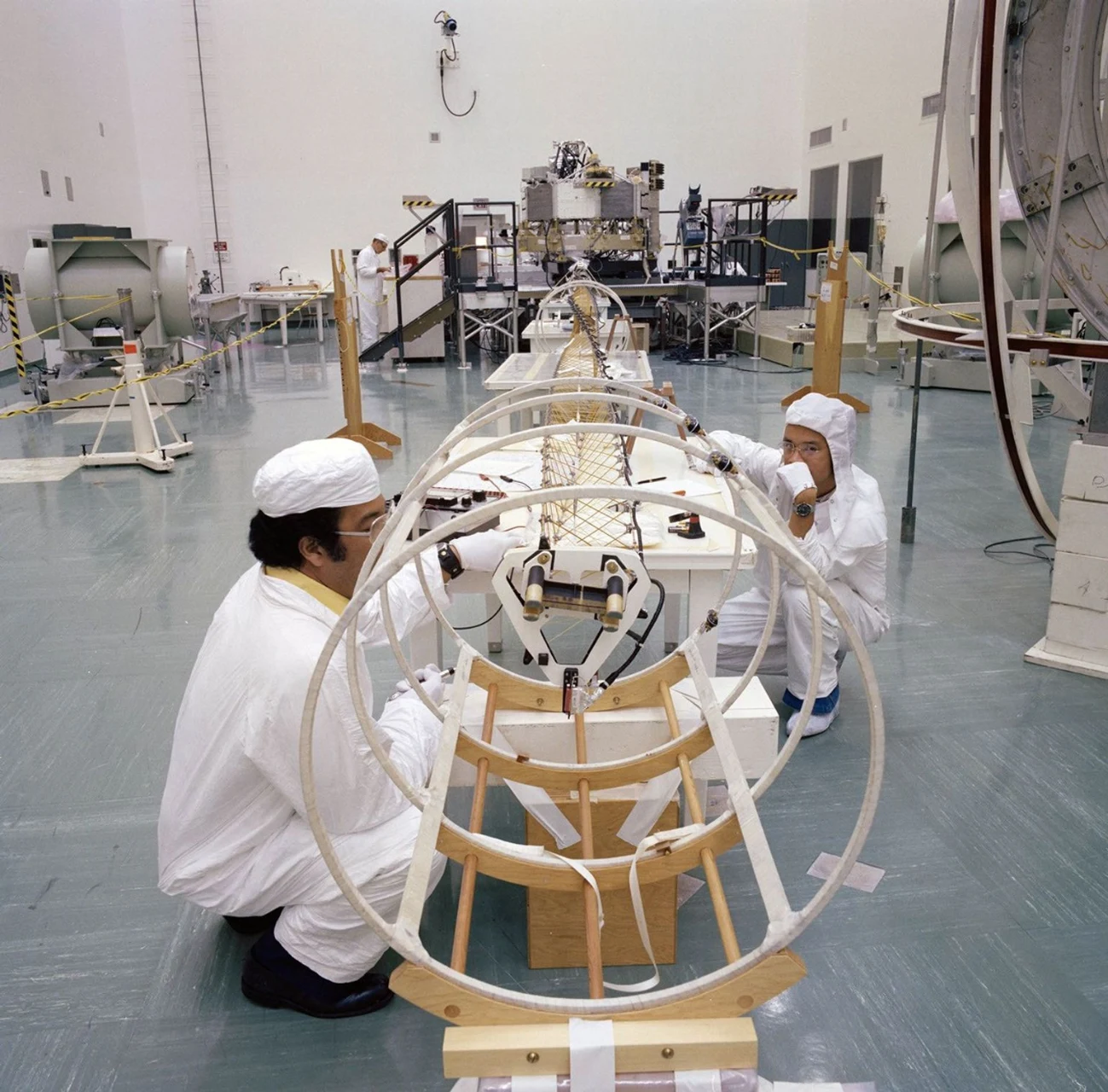 Des ingénieurs auprès de la perche du magnétomètre d’une sonde Voyager avant son lancement.