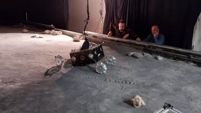 Prototypix, prototype du rover, incliné sur un terrain d'essai durant une manœuvre d'orientation des panneaux solaires.